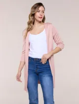 Cardigan largo y abierto de tejido de punto fino, color rosado, con mangas tres cuartos y puños acanalados.