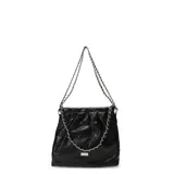 Cartera tipo bolso de hombro color plateado metalizado, con diseño acolchado y pespuntes en forma de rombos. Cuenta con un fruncido en la parte superior y una cadena metálica plateada como correa.