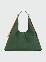 Bolso tipo hobo de gran tamaño en color verde, con detalles laterales en naranja y correa de hombro integrada. Presenta un diseño minimalista con cierre de botón a presión.