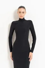 Vestido midi negro ajustado al cuerpo, con cuello alto y mangas largas.