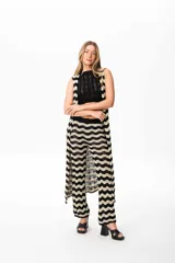 Pantalón de hilo con patrón zig zag en tonos negro y dorado.