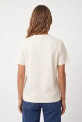 Remera celeste de manga corta y cuello redondo, de corte clásico y liso.