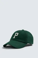 Gorra de seis paneles confeccionada en tejido de algodón, color verde oscuro, con parche frontal de letra P en color crema y ajuste posterior.