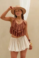 Top halter marrón con diseño de múltiples volados en cascada y textura floral en relieve.