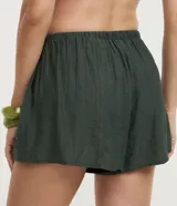 Short de playa color beige, confeccionado en viscosa y poliamida, con diseño holgado, bolsillos laterales, cintura elástica con cordón de ajuste tipo lazo y detalle de botones frontales.