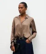 Camisa de satén color marrón chocolate, con cuello inglés, cierre frontal con botones y mangas largas con puños abotonados. Presenta un diseño fluido y acabado brillante.