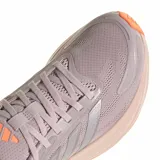 Championes de running Adidas modelo Response 2, color lila con detalles en plateado y suela en tono durazno. Presentan tecnología Cloudfoam+ en la entresuela para mayor amortiguación.