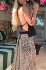 Top verde claro con escote halter, espalda descubierta y ajuste con lazo.