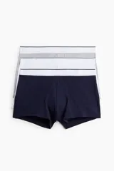 Pack de tres calzoncillos tipo trunk: uno azul marino, uno blanco y uno gris claro. Todos con cintura elástica blanca y costuras planas. Confeccionados en punto elástico de algodón con tecnología Lycra® Xtra Life™.