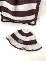 Gorro tipo bucket tejido a crochet a mano, con hilo 100% algodón, con diseño a rayas horizontales en color marrón y beige.