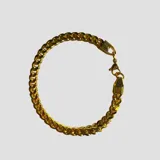 Pulsera de acero dorado con diseño de eslabones tipo cubana o grumet.