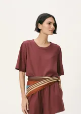 Blusa de manga corta con cuello redondo, confeccionada en tejido de lino con textura natural, de corte recto y ajuste cómodo.