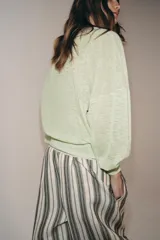 Jersey de punto extrafino con lana, de color verde menta, con cuello redondo y manga larga de hombros caída.