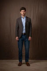 Saco slim fit The Harries Collection by Club House en lana, con diseño a cuadros en tonos marrón, verde y gris. Presenta solapas de muesca, cierre de dos botones y bolsillo de parche en el pecho con pañuelo decorativo.