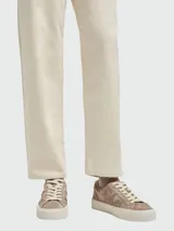 Zapatillas urbanas Moncler modelo Mónaco, color beige, confeccionadas en gamuza con detalles de cuero y logo en el lateral.