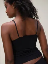 Musculosa de microfibra con diseño seamless, de corte ajustado y breteles finos. Confeccionada en un tejido suave, liviano y flexible.
