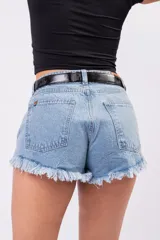 Short de denim tiro alto color celeste con lavado vintage, detalles de tachas aplicadas y ruedo desflecado.