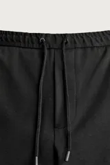Bermuda regular fit de tejido elástico color blanco, con cintura elástica ajustable mediante cordón, bolsillos delanteros y bolsillos traseros de vivo.