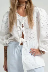 Pantalón pijamero celeste a rayas verticales blancas, de corte palazzo y cintura elástica.