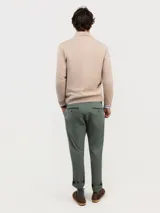 Pantalón chino de corte regular fit, confeccionado en gabardina con acabado desgastado. Presenta bolsillos laterales y traseros, con cierre de botón y cremallera.