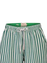 Short de baño RKF modelo Izam, con diseño de rayas verticales en color verde y blanco, cintura elástica con cordón ajustable y bolsillos laterales.