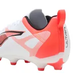 Championes de fútbol Puma Ultra 5 Play, color blanco con detalles en rosa neón y negro. Diseño aerodinámico con suela de tapones para césped natural o artificial.