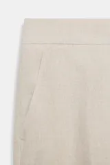 Pantalón culotte negro de tiro alto confeccionado en mezcla con lino. Cuenta con bolsillos delanteros y cierre frontal con botón.