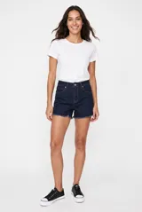 Short de denim azul de tiro alto, con bolsillos laterales y traseros, cierre frontal con botón y cremallera, y terminación desmechada en las piernas.