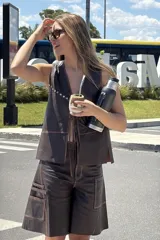 Bermuda marrón con bolsillos laterales y ruedo desflecado.