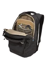 Mochila Thule Construct de 24 litros, color negro con textura lineal. Cuenta con compartimentos dedicados para laptop y tablet, bolsillo frontal expandible, panel de organización interno y bolsillos laterales. Diseño funcional con materiales resistentes al agua y panel posterior respirable.