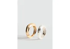 Pulsera de eslabones circulares entrelazados, con diseño minimalista que combina un aro en tono plateado y otro en tono dorado.