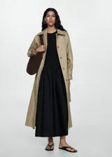 Vestido midi de color negro con diseño combinado. Presenta un cuerpo superior ajustado de tejido de punto con cuello redondo y mangas cortas, y una falda inferior amplia con vuelo confeccionada en algodón.