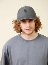 Gorra de lona lavada color gris con bordado frontal de la letra R.