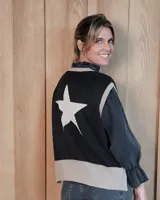 Chaleco de punto de algodón con diseño de estrella grande en la espalda. Presenta un corte holgado, cuello redondo y terminaciones en tejido acanalado en contraste de color.