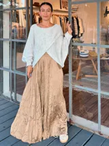 Sweater de punto con diseño cruzado en el frente, de corte holgado, mangas largas y cuello redondo.