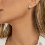 Aros de plata 925 con tres piedras de la luna y un topacio blanco central.