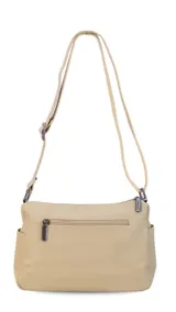 Bandolera morral color tostado con textura de cuero granulado. Cuenta con un bolsillo frontal con solapa y cierre, y otro bolsillo frontal con cierre. Tiene una correa ajustable y un compartimento principal con cierre.