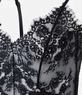 Camisón corto de microfibra con estampado floral, presenta un diseño con escote en V decorado con encaje negro y breteles finos ajustables.