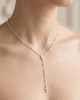 Gargantilla tipo rosario de plata 925, con cadena de eslabones y pequeñas cuentas intercaladas. Cuenta con una medalla colgante de la Virgen Milagrosa y un dije final en forma de cruz.