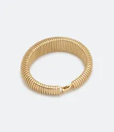 Pulsera dorada tipo brazalete con diseño de cadena serpiente.