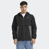 Campera ligera con capucha y cierre frontal, confeccionada en poliéster con interior de polar. Presenta un diseño bicolor en negro y gris, con puños elásticos y logo estampado en el pecho.