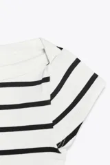 Camiseta ajustada de rib con cuello barco y manga corta, con diseño de rayas horizontales en blanco y negro.
