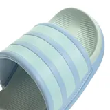 Ojotas adidas Adilette Comfort 2.0 de diseño ergonómico, con banda superior acolchada que presenta las tres tiras características de la marca en relieve. Poseen una plantilla texturizada para mayor agarre y comodidad.