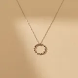 Collar de cadena fina con dije circular de diseño trenzado, confeccionado íntegramente en plata 925.
