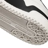 Zapatillas Adidas Forum Low CL, color blanco con detalles en negro, incluyendo las tres tiras laterales, el logo y los cordones.