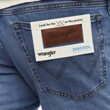 Pantalón de jean Wrangler modelo Texas Slim, color azul clásico, con corte ajustado en la pierna y diseño de cinco bolsillos.