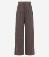 Pantalón wide leg de sastrería en color marrón con diseño de raya de tiza. Presenta cintura fija, cierre tradicional y pliegues frontales que aportan estructura y caída fluida.