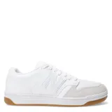 Championes New Balance modelo 480, de diseño urbano y clásico. Presentan una parte superior que combina cuero y paneles de malla, con el logo característico en el lateral. Cuentan con suela de goma en tono caramelo que brinda tracción y durabilidad.