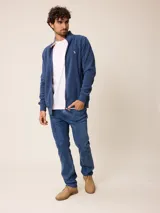 Campera de polar bordó con cierre frontal completo, cuello alto y puños elásticos. Presenta un diseño liso con logo bordado en el pecho.