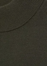 Vestido largo de punto fino color verde oliva, con diseño recto y holgado. Presenta cuello perkins, manga larga con terminaciones en canalé y aberturas laterales en el bajo.